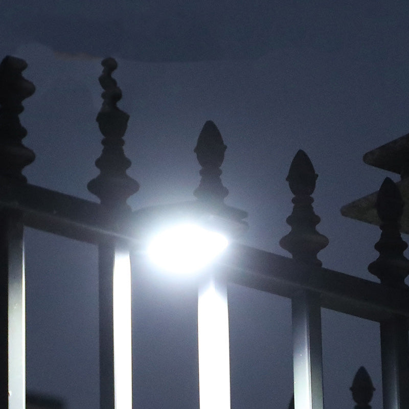 đżAurinkoenergialla toimiva lamppu liiketunnistimella â Osta nyt yksi, saat toisen kaupan pÀÀlle! TĂ€ydellinen puutarhaan, parvekkeelle ja terassille! đĄ