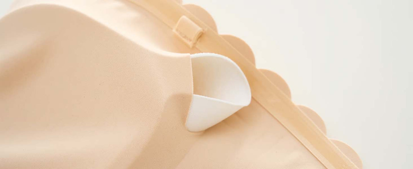 Saumaton etukiinnitys olkaimilla ja bandeau-rintaliivillä