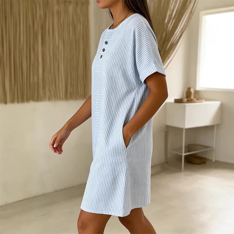 Kortärmad T-shirtklänning i randigt tyg för damer